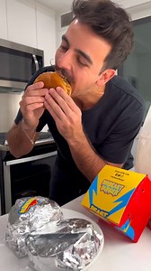 Reviews do Mustache 259 - @mrbeastburger em Nova York Continuando os reviews por Nova York, agora foi a vez de experimentar os hambúrgueres do Mr Beast. O cardápio é bem reduzido o que ajudou bastante na hora da escolha! Os pedidos foram aprovadíssimos e pode pedir que é sucesso 😉 Agora me diz se você ia curtir se desse pra pedir um Mustache Burger por aí? 😎 #mrbeastbr #mrbeastburger #comidasdiferentes #reviewsdomustache | Reviews do Mustache