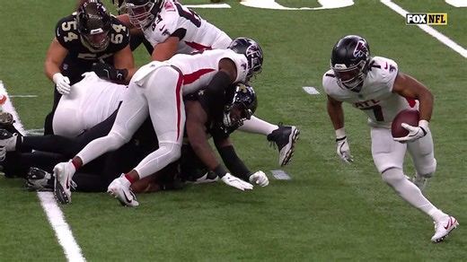 Bijan Robinson cuts back to move chains on third-and-2