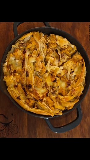 Tarte Rústica de Massa Filo com Farinheira, Queijo de Cabra, Nozes e Mel Ingredientes: 1 rolo de massa filo (8 a 10 folhas) Manteiga derretida (para pincelar e finalizar) 1 farinheira branca do Talho dos @margaridos_ (sem pele e desfeita) 150 g de queijo de cabra 50 g de nozes picadas 2 colheres de sopa de mel (ou a gosto) Modo de Preparo: 1. Pré-aquece o forno a 180°C. 2. Prepara a massa filo: Pincela cada folha com manteiga derretida. Machuca as folhas e distribui-as por toda a tarteira como e