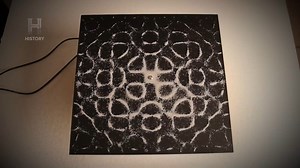 4.3M views · 85K reactions | "Mediante imágenes de satélite descubrimos que la pirámide si se toma la cúspide de la misma y se mide con precisión su ubicación en grados en el planeta tierra, el número es idéntico al de la velocidad de la luz en cantidad de dígitos...  ¿Te gustó este video? Cuéntanos por qué abajo en comentarios. #AlienígenasAncestrales | HISTORY | Facebook