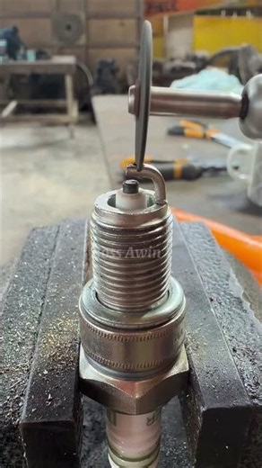 Old school tricks 😉🇺🇸👨‍🔧 #shortsfeed #automobile #automotivetools #mechanic #weldwheels #usa