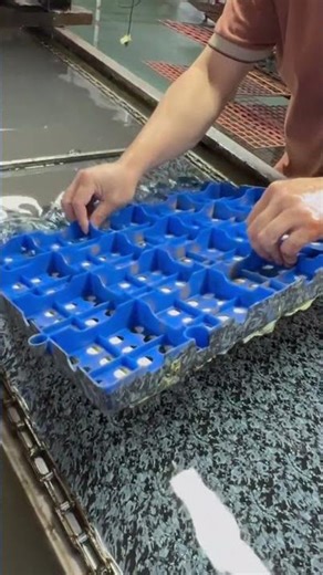 dyeing an atom using a certain container to produce the desired color