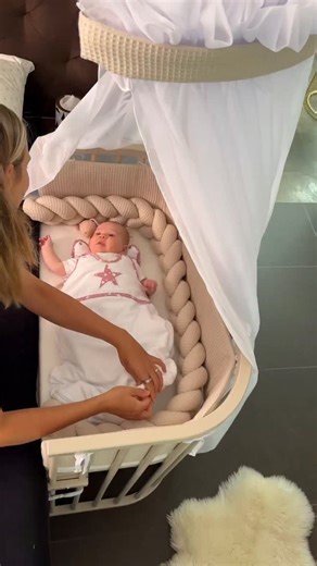 Unsere Morgenroutine mit babybay ✨💞 Immer ganz nah. Immer bei dir. 🤗💖 Ob im Schlafzimmer oder im Wohnzimmer – dein babybay® wird mit wenigen Handgriffen zum gemütlichen Stubenwagen (mit Verschlussgitter oder direkt als Comfort Variante). Perfekt für die leisen, innigen Momente zwischendurch. 😘 Ein Ort voller Nähe und Geborgenheit – überall. 🥰🫶🏻 Finde jetzt Dein Babybay - auf www.babybay.de #babybay #stubenwagen #mamasein #nahbeidir #babyalltag #geborgenwachsen #kuschelzeit #baby #mama #pa