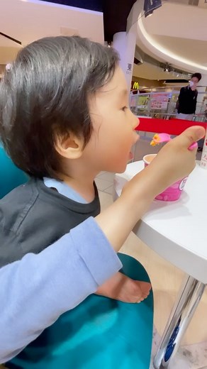 Aki 🍏 | Leg can be that extendable for the ice cream🍨💕😆 アイスためなら伸びる足🦵🏻✨😁💓 #limbdifference #limbdifferenceawareness #noarmsnoproblem #noarms... | Instagram