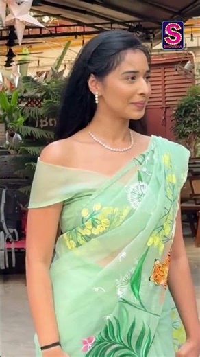 Tanya Mittal Chants ‘Jai Shree Ram’ in Flowing Yellow Saree During Festive Moment | N18S