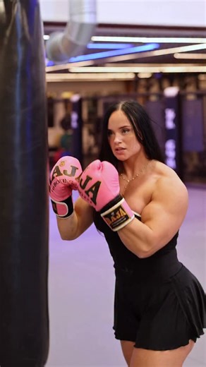 Melinda Lindmark on Instagram: "Getting into my strongest shape. Mixing up heavy weights and cardio is the way to go 🥊"