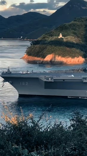 JS Ise (DDH-182) adalah kapal perusak helikopter (helicopter destroyer) kelas Hyuga milik Pasukan Bela Diri Maritim Jepang (JMSDF) yang dirancang untuk peperangan anti-kapal selam, komando, dan kontrol. Kapal ini sering dianggap sebagai kapal induk helikopter karena dek penerbangan yang rata sepanjang 197 meter. Berikut adalah spesifikasi dan persenjataan JS Ise: Spesifikasi Teknis (JS Ise DDH-182) Kelas: Hyuga-class Helicopter Destroyer Pabrikan: IHI Marine United Ditugaskan: 16 Maret 2011 Panj