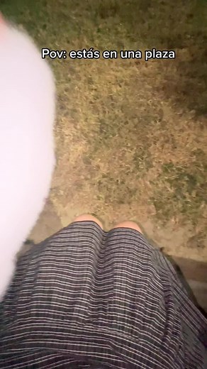 Hablando como Elmo en una Plaza | Imitando Voces de Personajes