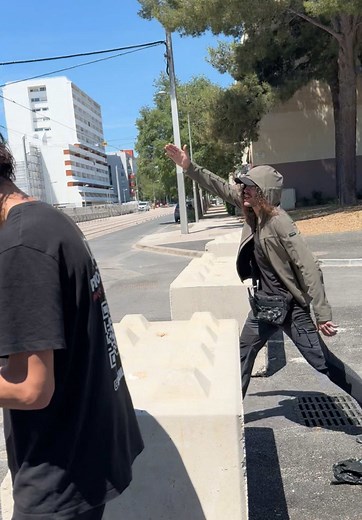 Quand la scène devient trop réelle… 🎬 Tournage mouvementé pour STRADA… le quartier était chaud 🔥 #pourtoi #strada #fry #pourtoii #montpellier