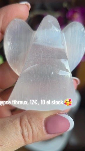 ✨ Anges figuratifs en gypse – Symboles de douceur et de protection Je vous propose de magnifiques petits anges figuratifs en gypse, des pièces décoratives délicates qui évoquent la paix, la bienveillance et la spiritualité. Caractéristiques : Matière : gypse Dimensions : environ 6 × 4,6 cm Prix : 12 € l’unité Disponibilité : 10 anges en stock Vertus et symbolisme de l’ange : 👼 Protection : l’ange symbolise la présence protectrice et le sentiment de sécurité. 🕊️ Paix et sérénité : il évoque le 