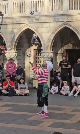 Street performers at Disney. #disney #epcot #disneyworld #italy #streetperformance #juggling #life