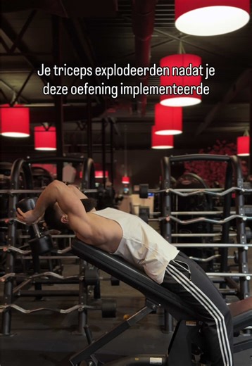Je triceps explodeerden nadat je deze oefening toevoegde. Waarom dit werkt 👇 – 30° incline = maximale lange-kop spanning – Eén dumbbell = meer controle, geen valsspelen – Lange ROM → meer mechanische spanning – Makkelijk zwaar te laden zonder je ellebogen te slopen Zo doe je ’m goed: – Bank ±30° incline – Elleboog licht naar achter – Laat de dumbbell diep zakken – Stop 1 rep vóór falen Als je triceps niet groeien: je mist dit soort spanning. #fitness #haikfit #gymtips