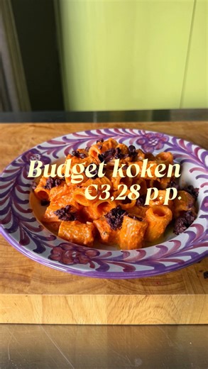 Lynn van de Vorst on Instagram: "Rigatoni met geroosterde paprikasaus en olijven! Ingrediënten (voor 2 personen) 1 sjalot, in dunne halve ringen 1 teen knoflook, geraspt olijfolie peper en zout, naar smaak 70 g tomatenpuree 125 g mascarpone 1 pot geroosterde paprika’s (465 gram) 250 g rigatoni handvol zwarte olijven, fijngehakt Fruit de sjalot en knoflook aan in een koekenpan met olijfolie. Breng op smaak met peper en zout. Voeg de tomatenpuree en mascarpone toe en roer dit door tot een egale sa