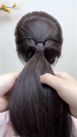 The Ultimate Guide to Tying a Low Ponytail