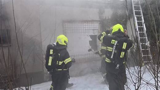 @hzs_stc | 14. ledna 2026, 12:36, Kolín K požáru neobývané zděné budovy o půdorysu 20x15 m vyjeli profesionální hasiči z Kolína, Kutné Hory a... | Instagram