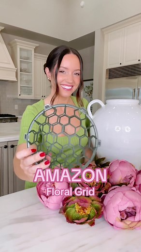 This AMAZON floral grid is such a helpful tool for DIY fall floral arrangements at home! I’ve shared a smaller wire one (perfect for smaller vases) several times in the past but this larger one is perfect for heavier faux floral arrangements 💗 #founditonamazon #amazonfinds #floralarrangements #diyhomedecor #flowerarrangements #fallhomedecor #pinkhomedecor