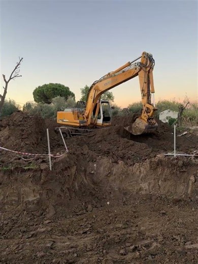 LIEBHERR A924B excavation action. #liebherr