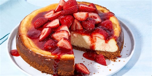 This Classic Strawberry Cheesecake Is All About The Super-Easy Syrup