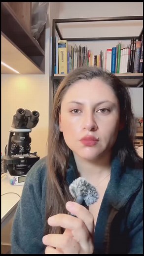 Aplicar microorganismos no es solo mezclar y tirar al campo. Es entender cuándo, cómo y por qué cada tipo funciona. En este video te explico las formas correctas de aplicación: al suelo, al riego, al follaje y al tratamiento de semillas, incluyendo dosis, recomendaciones y errores comunes que debes evitar para no perder dinero ni tiempo. Si trabajas con Trichoderma, Bacillus, Pseudomonas, levaduras, microorganismos de montaña o biofermentos, aquí tienes la guía más clara y directa para aplicarlo