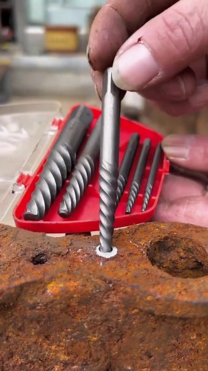 Damaged Broken Screw Extractor Bolt Remover Drill Bit Tool Screw Extractor 5 pcs -Material: Metal -Quantity: 5Pcs / Set With Box -Suggested Max Capacity Size : 3-6mm, 6-8mm, 8-11mm, 11-14mm, 14-18mm #screwextractor #drill #screw #extractor