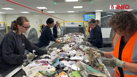 ♻️ Savez-vous ce que devient le plastique que vous jetez ? Avant d'être recyclé, il est trié par des opérateurs de tri. Martine fait ce métier depuis plus de 15 ans en Bretagne. Un métier d'utilité publique qu'elle aime et dont elle parle avec passion. 🎥 Océane Michel | M6 Info