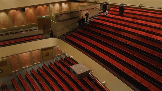 „Ein abgetrennter Kopf – und der Kampf beginnt.“ Regisseur Dmitri Tcherniakov und Dirigentin Emmanuelle Haïm bringen Händels Giulio Cesare in Egitto mit kompromissloser Direktheit und emotionaler Wucht auf die Bühne. Von Anfang an konfrontiert die Inszenierung mit brutaler politischer Realität: Pompeius’ Kopf wird zum Symbol eines mörderischen Machtspiels, das alle Grenzen sprengt – persönlich, politisch, geschlechtlich. Die Oper erzählt keine lineare Geschichte, sondern steigert sich in eine Sp