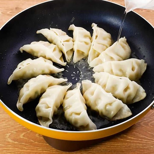 羽根つきも解説！きれいに仕上がる餃子の焼き方 | デリッシュキッチン