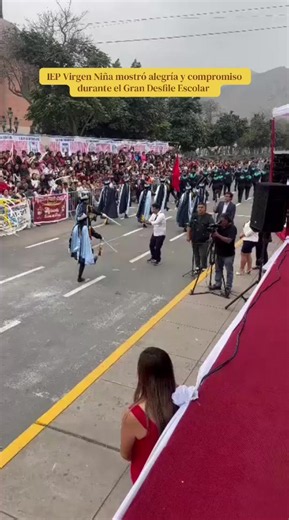 🇵🇪 El IEP Virgen Niña mostró alegría y compromiso durante el Gran Desfile Escolar en nuestra emblemática Alameda de los Descalzos. 👏✨ #Rímac #DesfileEscolar #VirgenNiña #FiestasPatrias