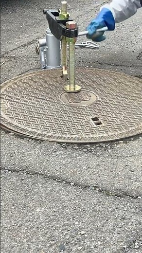 腰を痛めず硬いハンドホールが開けられるマンホール開放機「開けるんだ」