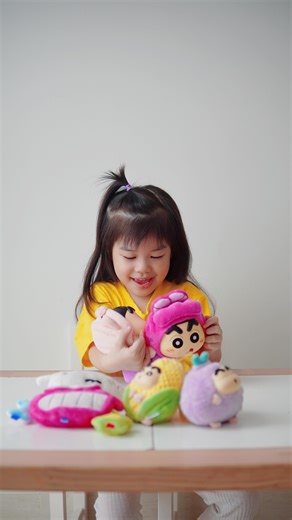 Mommy Steph, Sera & Sunny on Instagram: "Throwback masa kecil ala Shinchan Lucu banget lihat anakku sekarang jadi ikutan suka juga 🤍 Dari plush kecil sampai gantungan seri fantasy, semua detailnya gemas dan bikin nostalgia. Serunya lagi, koleksinya bisa tukar-tukeran sama anak buat dipakai di tas sehari-hari 👜✨ Kalian juga bisa koleksi produk Crayon Shinchan berikut: * Plush String Mini Storage Bag Series– Rp149.900 * Vegetable Head Shinchan Vol.1 Plush Series– Rp179.900 * Vinyl & Plush S Size