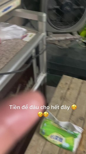 How to Prepare a Cleaning Solution in Your Kitchen