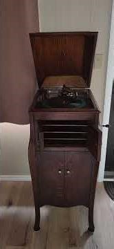 Victor Talking Machine Phonograph from 1914