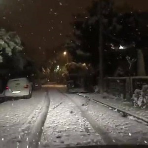 #Snow in Athens, this early morning as mentioned in our previous message. More to the northern parts of the city, Aegean Sea effect continues over Greek Peninsula's. Disruptive snow still for C Turkey, scattered thunderstorms currently for islands Cyclades and Dodacanese. More interesting snow forecasts will follow for next week the beginning of the new year, stay tuned. Source; Nicolas Scheib. | Weather & Radar International