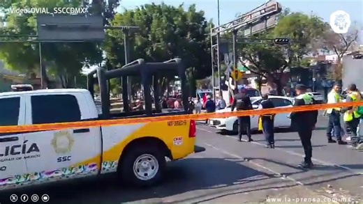 Vive para contarlo 🚨🚔 Conductor libra la muerte, luego de intentar ganarle el paso al tren en el cruce de Ferrocarril Hidalgo y Circuito Interior, alcaldía Gustavo A. Madero. El sujeto quedó atrapado entre los fierros de su vehículo, por lo que ya es auxiliado por paramédicos️ quienes lo trasladarán al hospital más cercano. | La Prensa