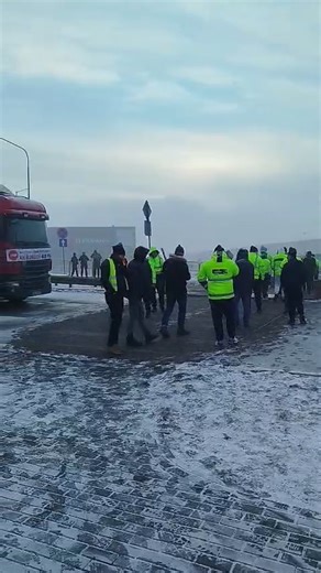 Trójmiasto zablokowane przez ciężarówki! Około 300 ciężarówek wyjechało na ulice Gdańska i Gdyni. Od 7 stycznia przewoźnicy kontenerowi rozpoczęli protest przeciwko polityce terminali portowych. ❌ Zablokowane sloty ❌ Wielogodzinne kolejki ❌ Brak możliwości planowania dostaw ❌ Nowa opłata 65 zł za każdy wjazd (10:00–22:00) 🗣️ „Nie możemy normalnie pracować" mówią protestujący. Całonocna blokada dojazdów do terminali i zapowiedź: protest potrwa do skutku. #protest #trójmiasto #porty #strajk #tra