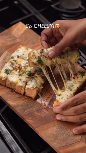 Shreya Jain on Instagram: "•CHEESY GARLIC BREAD RECIPE WITHOUT OVEN•😍 This is the ULTIMATE garlic bread recipe! Take that heavenly garlic butter, spread on the pav, cook it and voila, your easy tasty snack is ready🤤 Ingredients used are- Oil for frying the garlic cloves Garlic cloves - 1 cup Now, in a mixer- Butter- 60-70 gms Processed cheese cubes- 2 pcs Prepared garlic cloves Chilli flakes and pizza seasoning- 1 Tsp each Some green chillies and coriander Any pav Mozzarella cheese as required