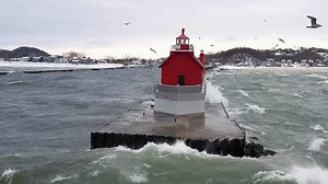 Captivating footage shows 'huge' waves hitting Lake Michigan lighthouse