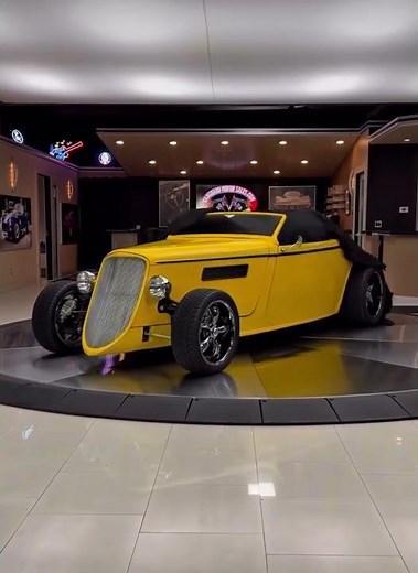 It's cruising season, and this 1933 Ford Roadster is ready to go! ☀️