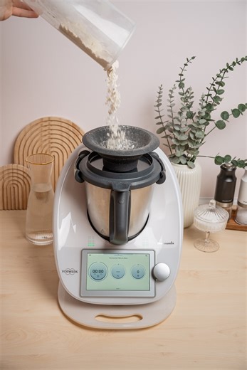 Wundermix | Deine Küchenmaschinen-Experten 💚 on Instagram: "Mehl staubt, Gewürze landen im Mixmesser und der Dampf zieht genau dahin, wo man ihn nicht haben möchte. 😵‍💫 Genau diese kleinen Küchenmomente machen den Alltag oft unnötig stressig. Genau dafür nutzen wir den Trichtix beim Kochen mit dem Thermomix. Der Multifunktionstrichter hilft uns, Mehl und Zutaten sauber einzufüllen, ohne dass etwas daneben landet. Mit dem Dampfumleiter lenken wir den Dampf gezielt weg von 