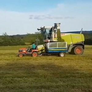 Every trailer is needed on a long draw! Elsewhere, we've caught up with a Kilkenny man who's taken an interesting approach to lifting and chopping his silage. Check out this video/article: https://www.agriland.ie/farming-news/video-we-didnt-want-an-expensive-machine-thats-why-we-went-this-road/ Source: Fleming Agri Products Facebook page | Agriland.ie