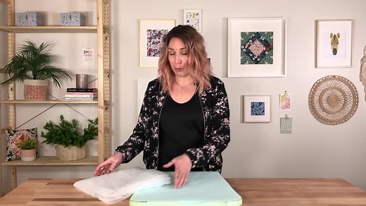 Vous souhaitez mettre à jour le look de vos chaises sans en acheter de nouvelles ? Recouvrir les assises est une option parfaite pour les transformer. À travers cette vidéo explicative, nous vous guidons dans les étapes à suivre pour réaliser ce projet et nous vous révélons nos meilleures astuces. Rendez-vous sur notre blogue pour encore plus d’informations 👉 http://bit.ly/recouvrement-101 Pour tout savoir sur la mousse de rembourrage, c’est juste ici 👉 http://bit.ly/mousse-foam | Club Tissus