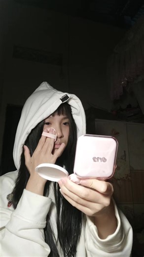 Biến Hình Tết: Hướng Dẫn Trang Điểm Đặc Sắc