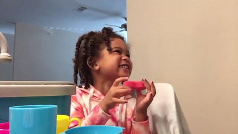 Scarlett washing dishes