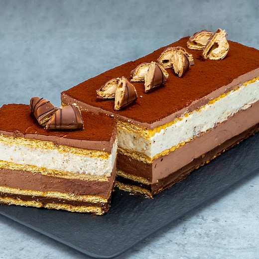 76K views · 402 reactions | Toata lumea cauta aceasta reteta! Kinder Bueno fara coacere, simplu si delicios Ingrediente: lapte: 100 ml biscuiți: 200 g ciocolată neagră: 150 g ulei: 50 ml frișcă: 500 ml zahăr pudră: 100 g mascarpone: 500 g ciocolată albă: 150 g miez de nuci: 100 g Nutella: 150 g Băutură: ciocolată neagră topită: 10 g lapte: 200 ml zahăr: 10 g Nutella: 40 g | Cookrate - Romania | Facebook