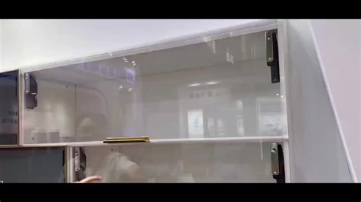 🆕 新一代上翻支撑系统 免铰链·可调力·任意停·缓冲闭合 打破传统支撑设计，这款免铰链上翻可调支撑器，让您的家具“动静皆优雅”。 无论是橱柜、吊柜还是储物柜，轻启即稳，闭合无声，每一次开合都是一种享受。 🌟 核心卖点 · 不容错过 🔓 任意停留，稳如泰山 开门无需撑住，想停哪就停哪！支撑杆具备精准力控结构，实现门体多角度稳定悬停，解放双手，取物更轻松。 🛑 缓冲闭合，告别砰响 内置高端阻尼装置，闭合时自动减速，缓慢无声地关合，呵护家具、静享宁静生活。 🔧 免铰链结构，安装无忧 不再依赖传统铰链，结构简约，兼容性强，几步轻松安装，适配多种柜门尺寸与重量。 ✅ 适用场景 橱柜吊柜（厨房/客厅） 📦 选择这款支撑器，收纳门从此更懂你 告别夹手、砰响、滑落风险，打造高品质、智能化的家居体验。 美观 实用 安全，一件搞定！ 🆕 Sistem Sokongan Pintu Atas Generasi Baharu Tanpa Engsel · Kekuatan Boleh Laras · Berhenti di Mana-mana · Penutupan Perlahan Memec