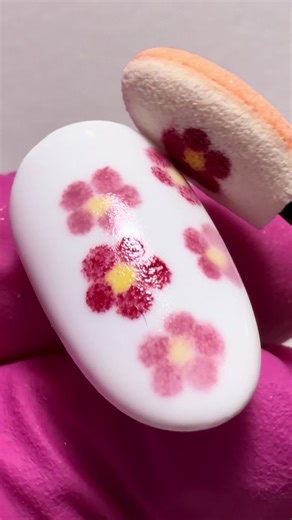 Spring nail design 🌸 Would you try this sponge flower technique? Save it for later ✨ #flowernails #tutorialnails #nails