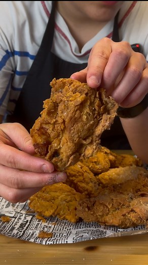 ALETTE DI POLLO FRITTE 🥰🍗 A modo mio 🔀 #ghepensimi ❤️ Ingredienti per 12 alette : 12 alette di pollo 1 uovo 100ml latte 100g yogurt bianco ( greco o non ) 60g farina “00” ( o riso ) 1 cucchiaino di paprika affumicata 1/2 cucchiaino aglio in polvere 1 cucchiaino di cajun 1 pizzico di sale e pepe 1 cucchiaio di senape Qualche goccia di tabasco Per la panatura: Farina “00” ( o di riso) & amido di mais #pollo #pollofritto #alettedipollo #chicken #chickenrecipes #foodporn #ricetta #ricette | Denis