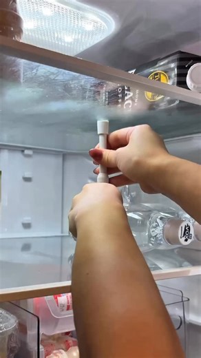 主婦の知恵【主婦のお役立ち情報メディア】 on Instagram: "【突っ張り棒まさかの使い方🤔】 ⁡ @potiko_100kin さんの投稿をお借りしました ⁡ ※冷蔵庫の棚に突っ張り棒を使う際はご注意ください⚠️ 「天板が割れたことがある」とのコメントを頂いたので調べてみました🙇‍♀️ ここ10年ほどに製造されたファミリータイプの冷蔵庫は、ほとんどが“強化ガラス棚”で、割れにくい素材が使われているそうです🙆‍♀️ ただし絶対安全とは言えないため、設置は自己責任でお願いします🙏 ちなみに、突っ張り棒専用のシリコンキャップを使うと圧が分散されてズレにくく、棚や天板の傷予防にもなるのでおすすめです💡 〜〜〜〜〜〜〜〜〜〜〜〜〜〜 ✔️ ペットボトルの雪崩防止 ✔️ トイレの床掃除が秒で終わる“浮かせ収納” ✔️ タオルが沢山干せる即席バー ✔️ キッチン下のデッドスペースが“棚”に変身 ✔️ 隠せて片手で切れるキッチンペーパーホルダー どれもすぐ真似したくなる神ワザばかり☺️ 気になったものは保存して、あとでゆっくりチェックしてね👀✨ 💡使用したアイテム ①冷蔵庫 セ