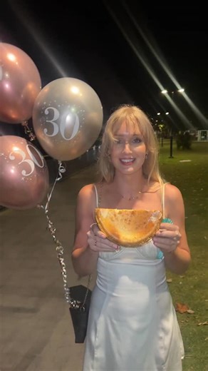 Bronte Edmunds | HONEST MOTHERHOOD on Instagram: "Single with 4 kids on my 30th isn’t what I ever expected but here I am. Choosing to see this new decade as a new page, a blank canvas & by golly, I’m not dragging any old baggage into this new era. Here for personal growth & healing, to be a light to others, to become my own dream girl, the partner I want to attract, get myself completely out of survival mode & lean back into my feminine. Today might bring a few tears shed contemplating how diffe