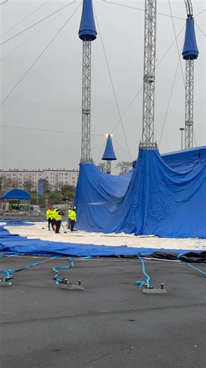 In knapp vier Wochen feiert der Great Christmas Circus seine diesjährige Premiere! Doch das Aufbau-Team ist bereits jetzt in der Stadt. Mit vereinten Kräften werden auf dem Festplatz am Ratsweg die Riesenzeltanlagen mit 2.500 Sitzplätzen aufgestellt. Denn alles muss perfekt sein, wenn es am am 13. Dezember wieder heißt: "Manege frei zur schönsten Circusshow des Jahres - mit Weltklasse-Artisten aus aller Welt!". 🎪🌍🎺🌍🎪 | Circus Carl Busch